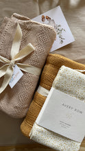 טען תמונה לגלריה, Toffee blanket || שמיכת תינוק אורגנית