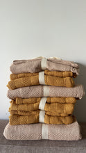 טען תמונה לגלריה, Toffee blanket || שמיכת תינוק אורגנית