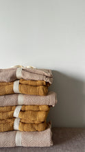 טען תמונה לגלריה, Toffee blanket || שמיכת תינוק אורגנית